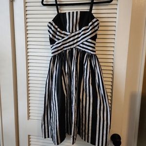 ❣️HP❣️ EUC Black and White strapless dress, Size 3